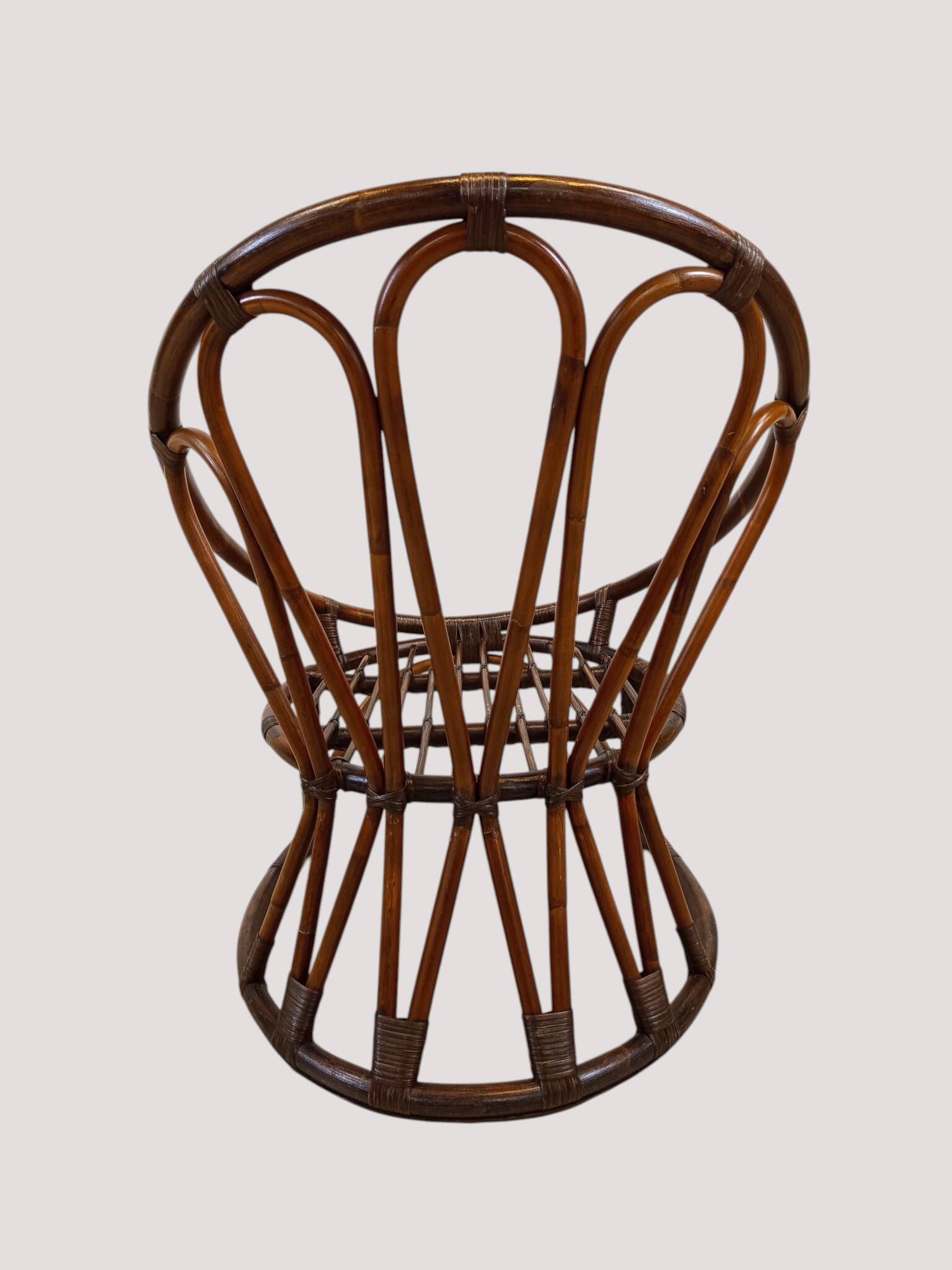 Fauteuil corbeille vintage en rotin à dossier soleil – Style Riviera, année