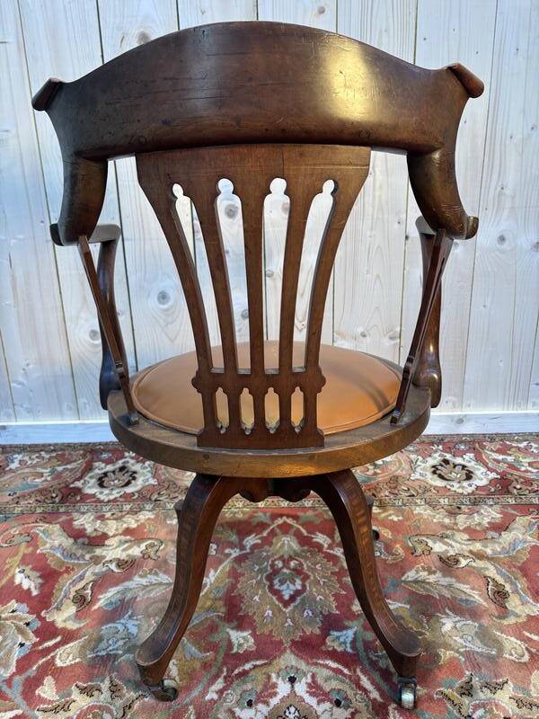 Swivel office chair