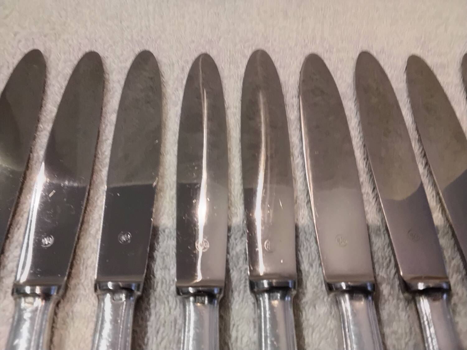 12 silver-plated dessert knives by the silversmith Ercuis, Senlis, 20.3 cm.