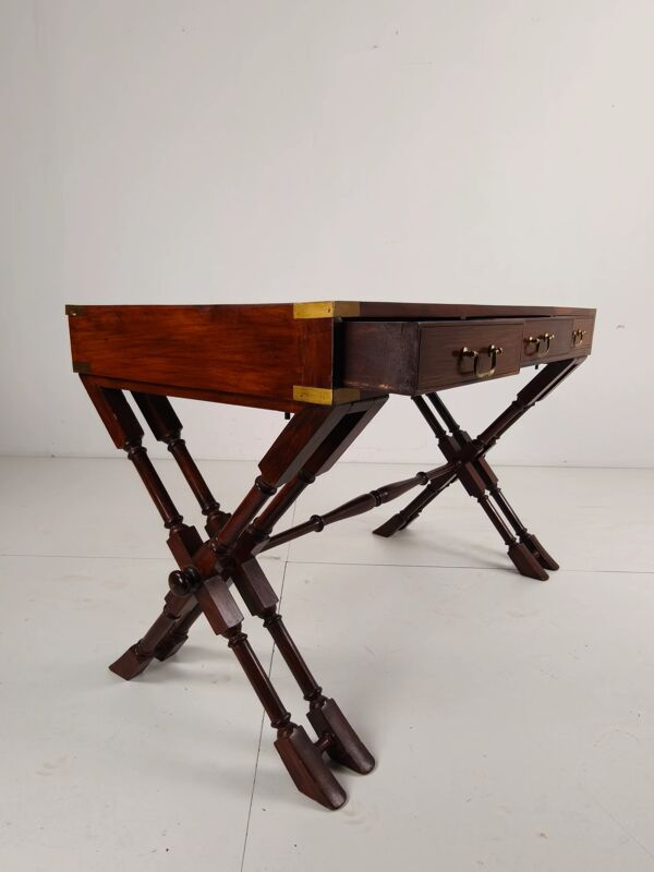 Bureau d'écriture militaire anglo-indien vintage à tréteaux avec incrustations de laiton