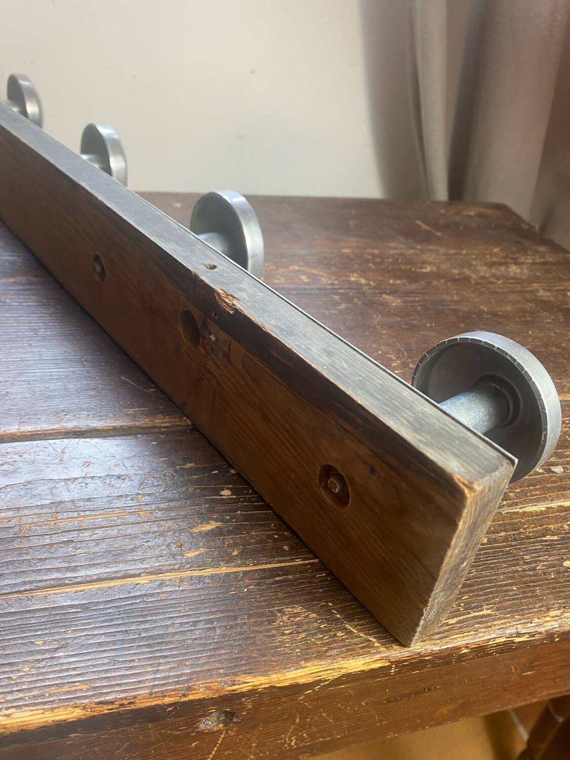 Patère en bois et aluminium