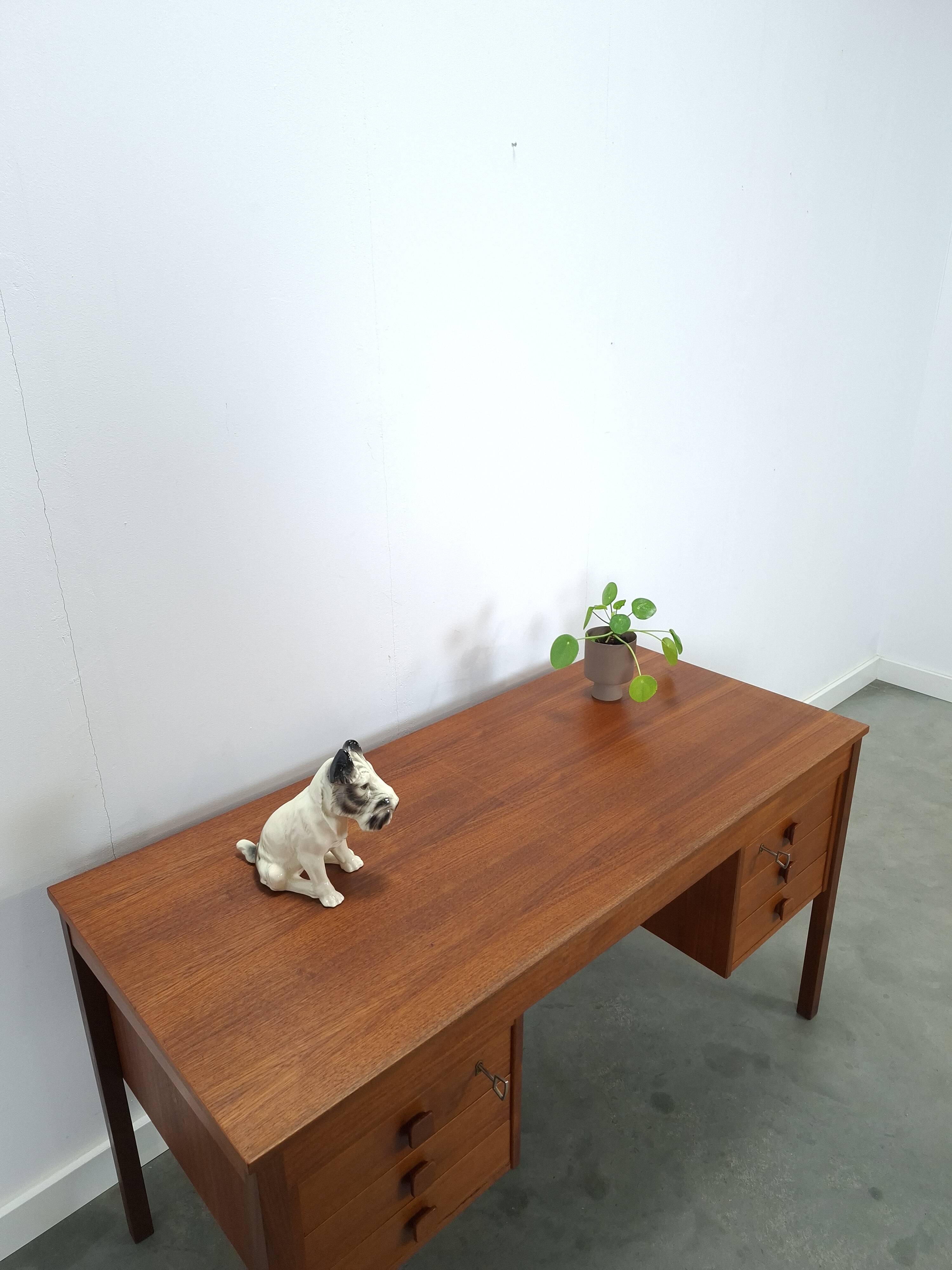 Teak vrijstaand bureau met lade uit Denemarken