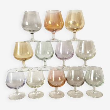 Verres à pied colorés, irisés