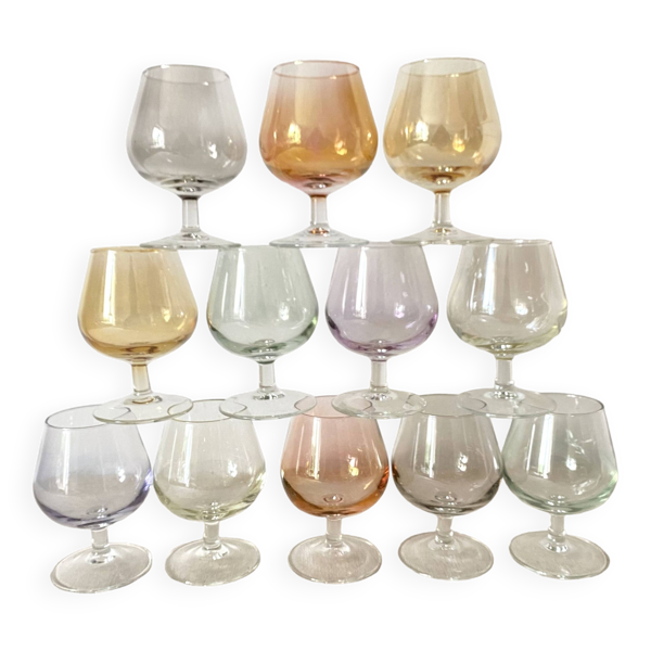 Verres à pied colorés, irisés