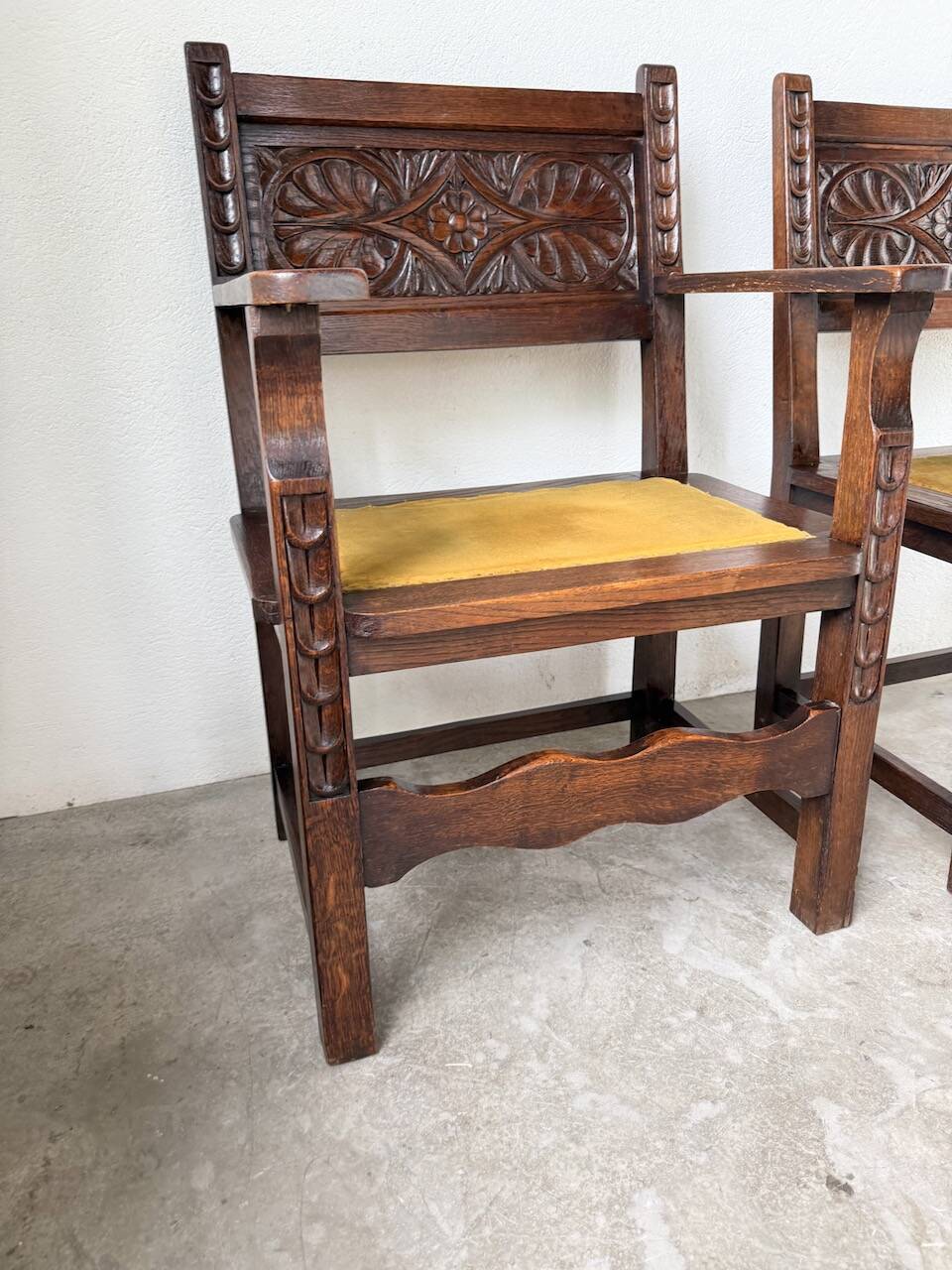 Paire de fauteuils style espagnol bois sculpté 1900