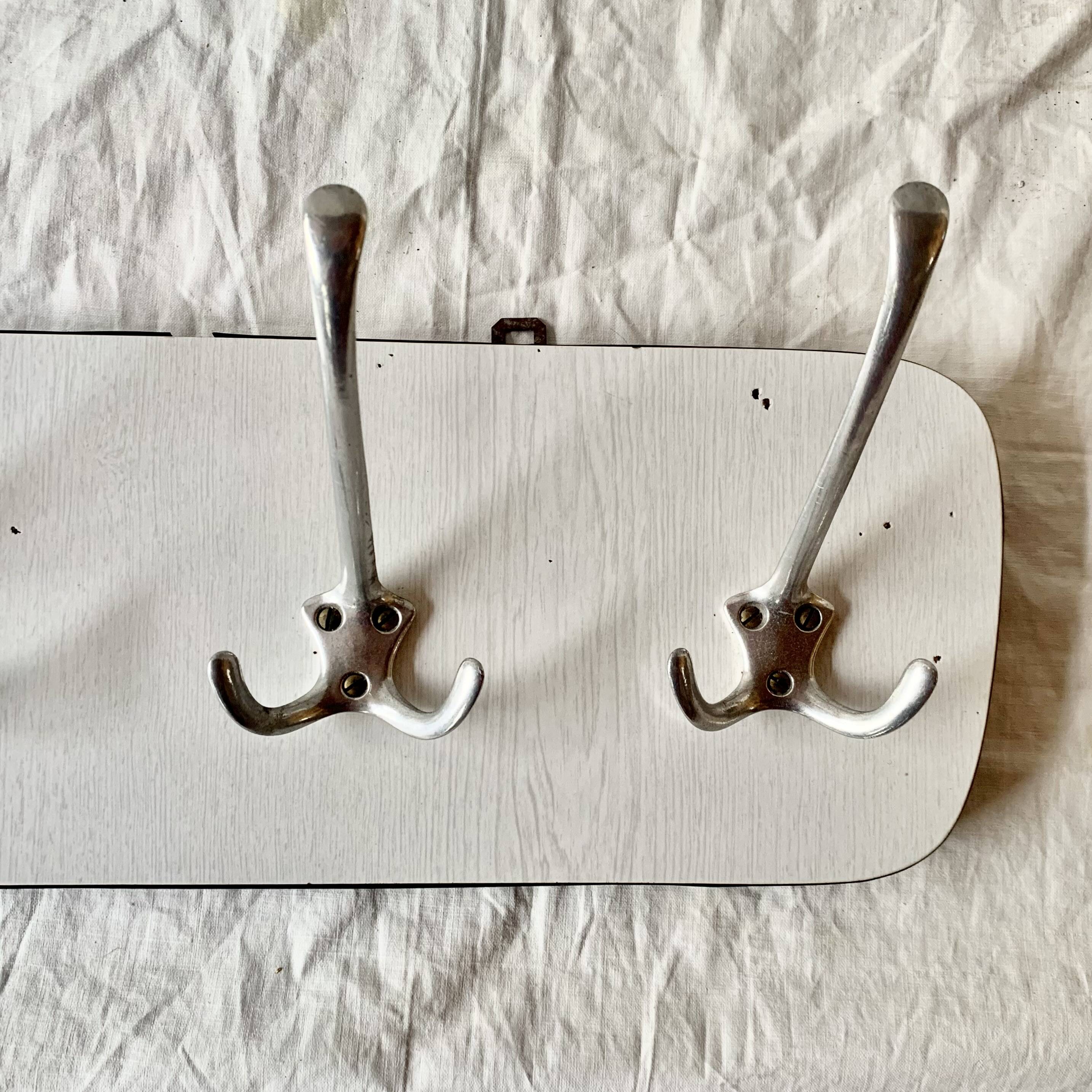 Vintage wall coat rack in white Formica - 4 cast aluminum coat hooks
