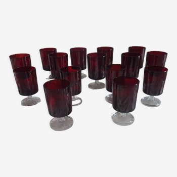 Set of 15 stemmed glasses year 70