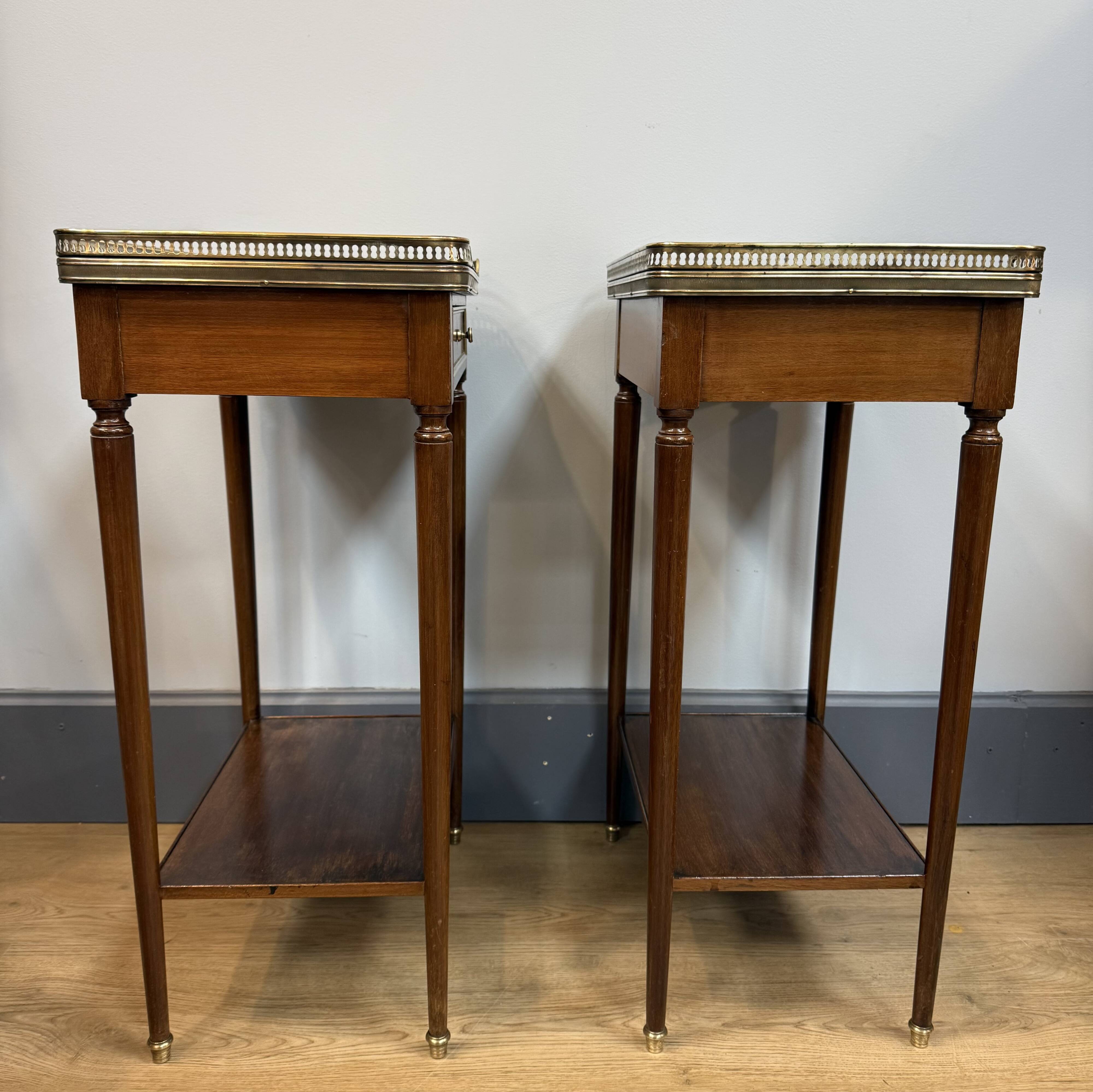 Paire de chevets style Louis XVI en acajou