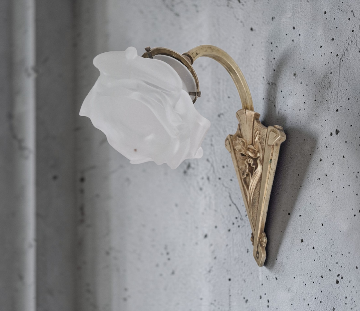 Art Nouveau wall light in gilded bronze - Frosted glass tulip - Period 1900