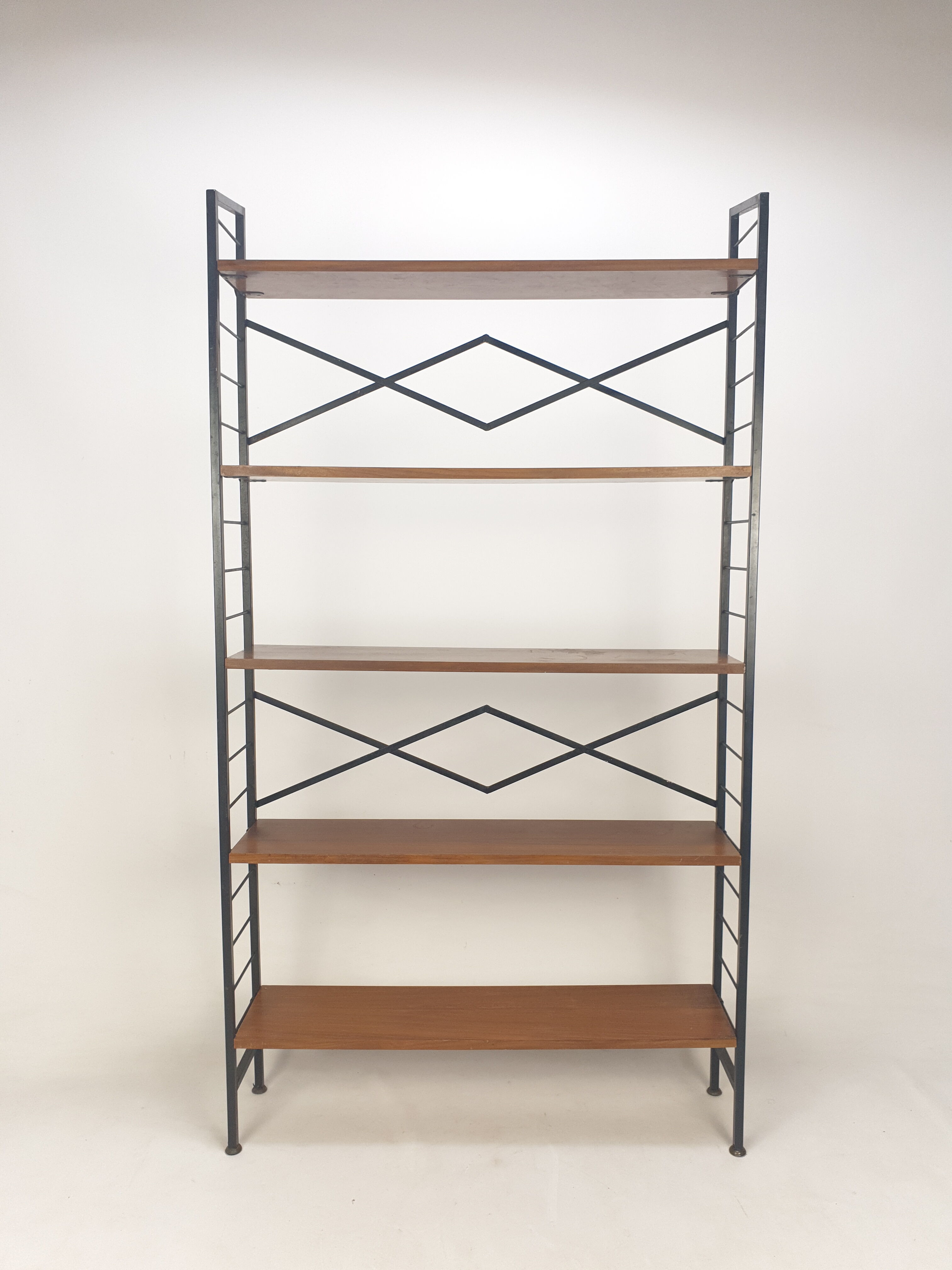 Italian free standing teak shelving unit, 1950