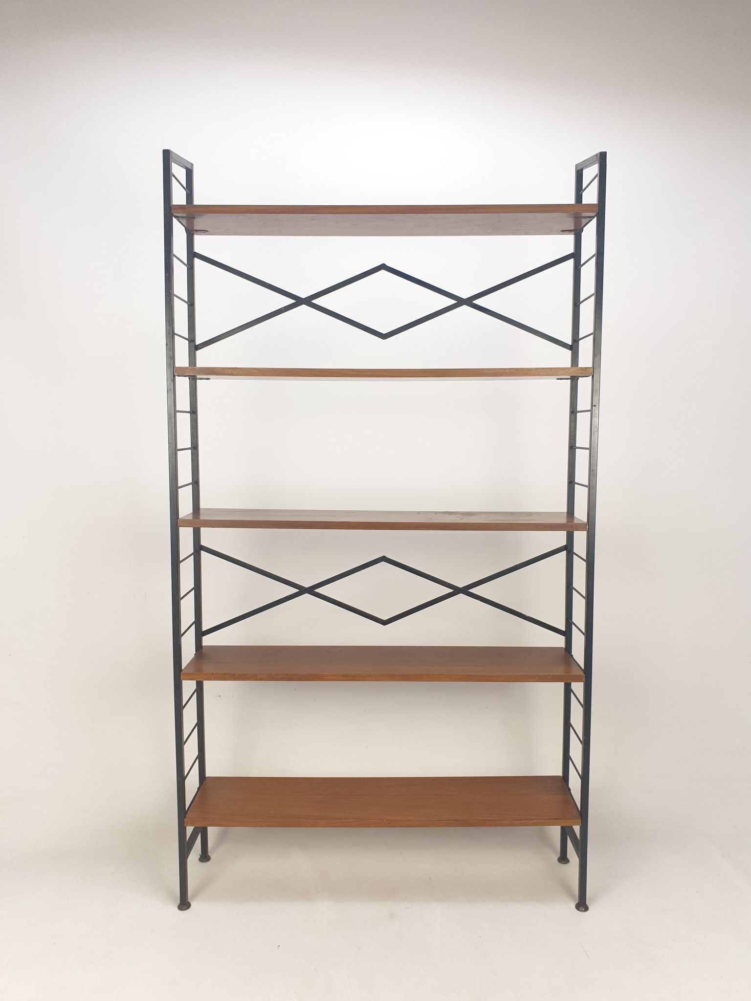 Italian free standing teak shelving unit, 1950
