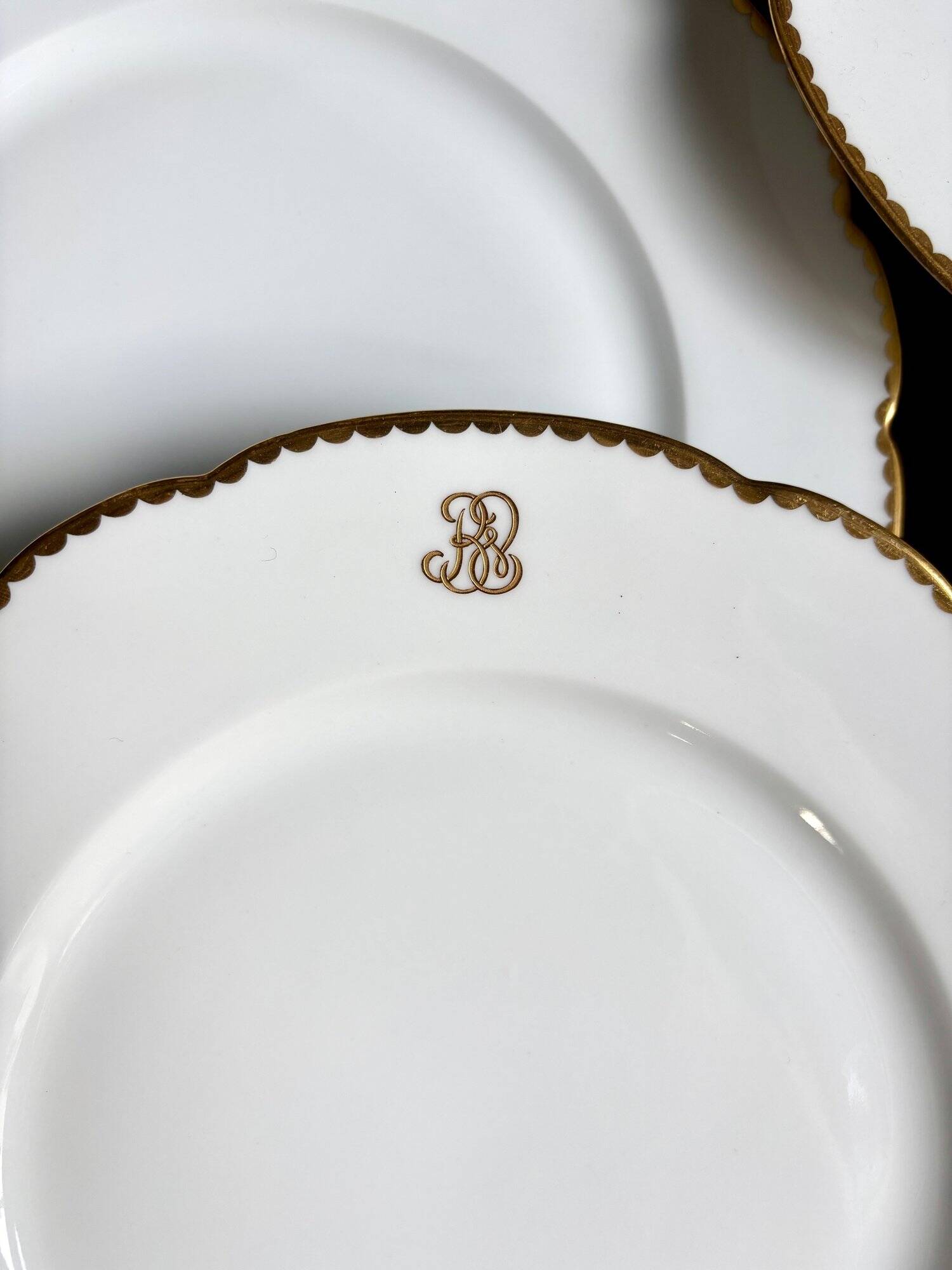 6 scalloped dinner plates in gilded and monogrammed Paris porcelain