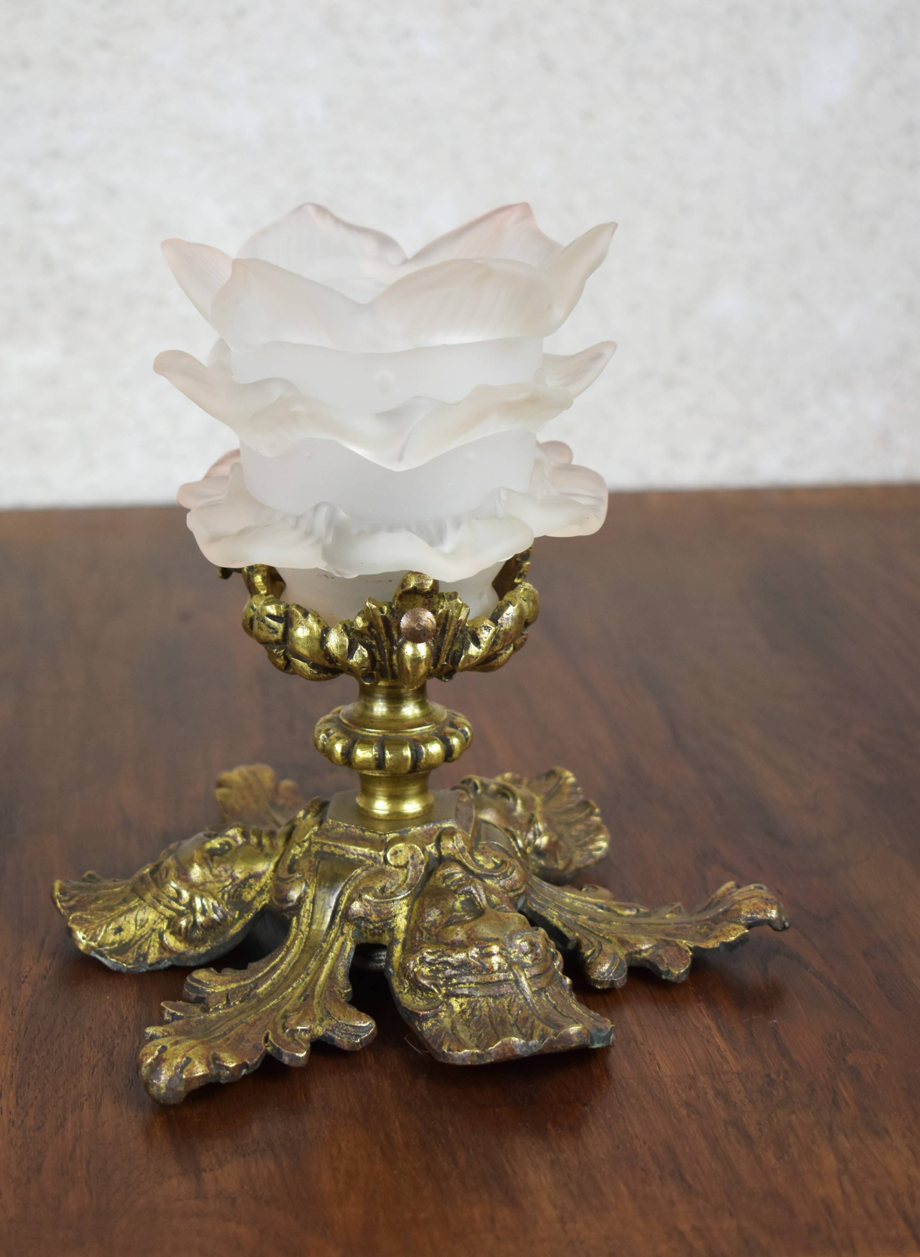 Suspension in bronze and glass paste.