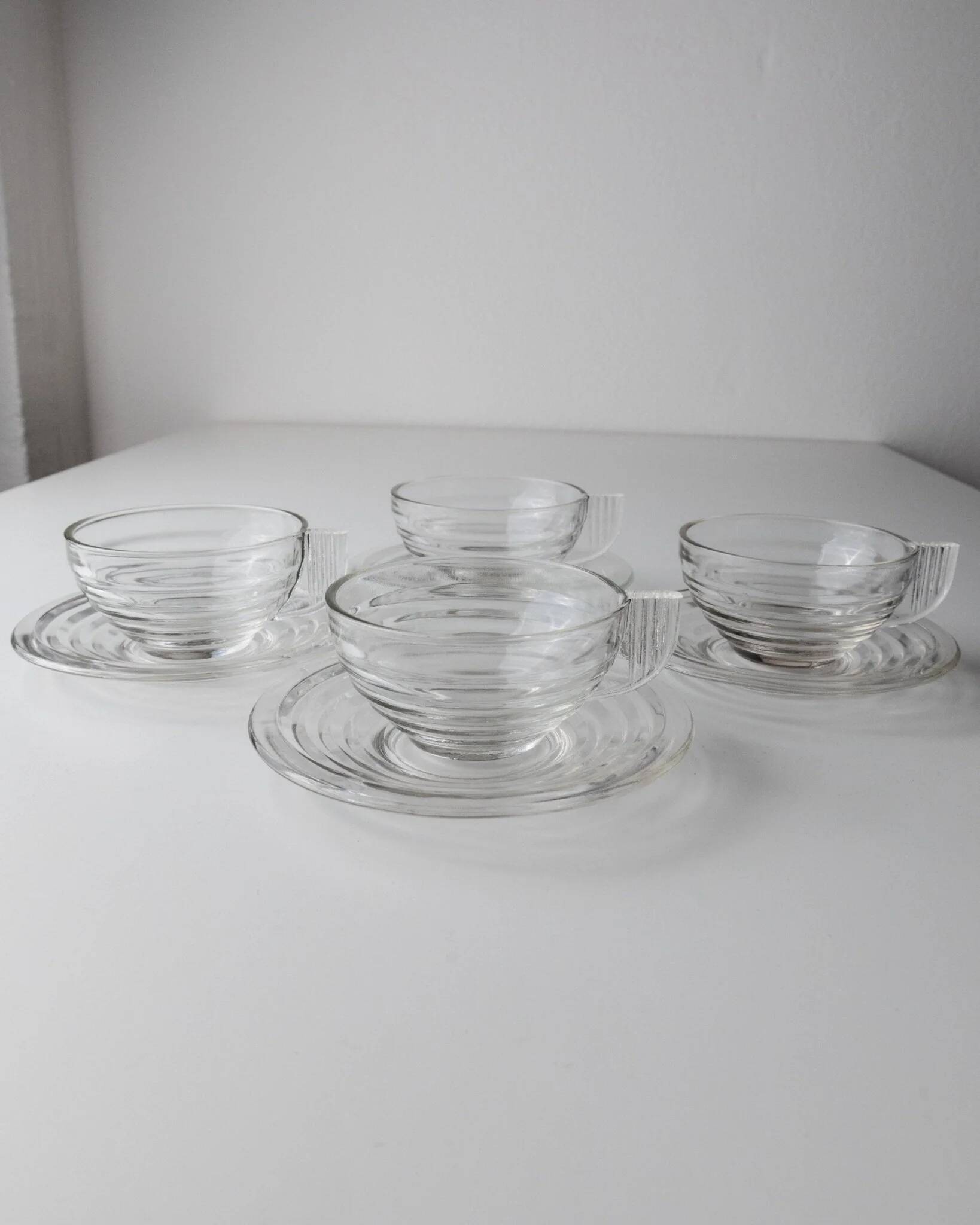 4 tasses en verre transparent avec soucoupes et embossage strié – Art Déco Italie années 1960, ensemble de vaisselle à thé élégant