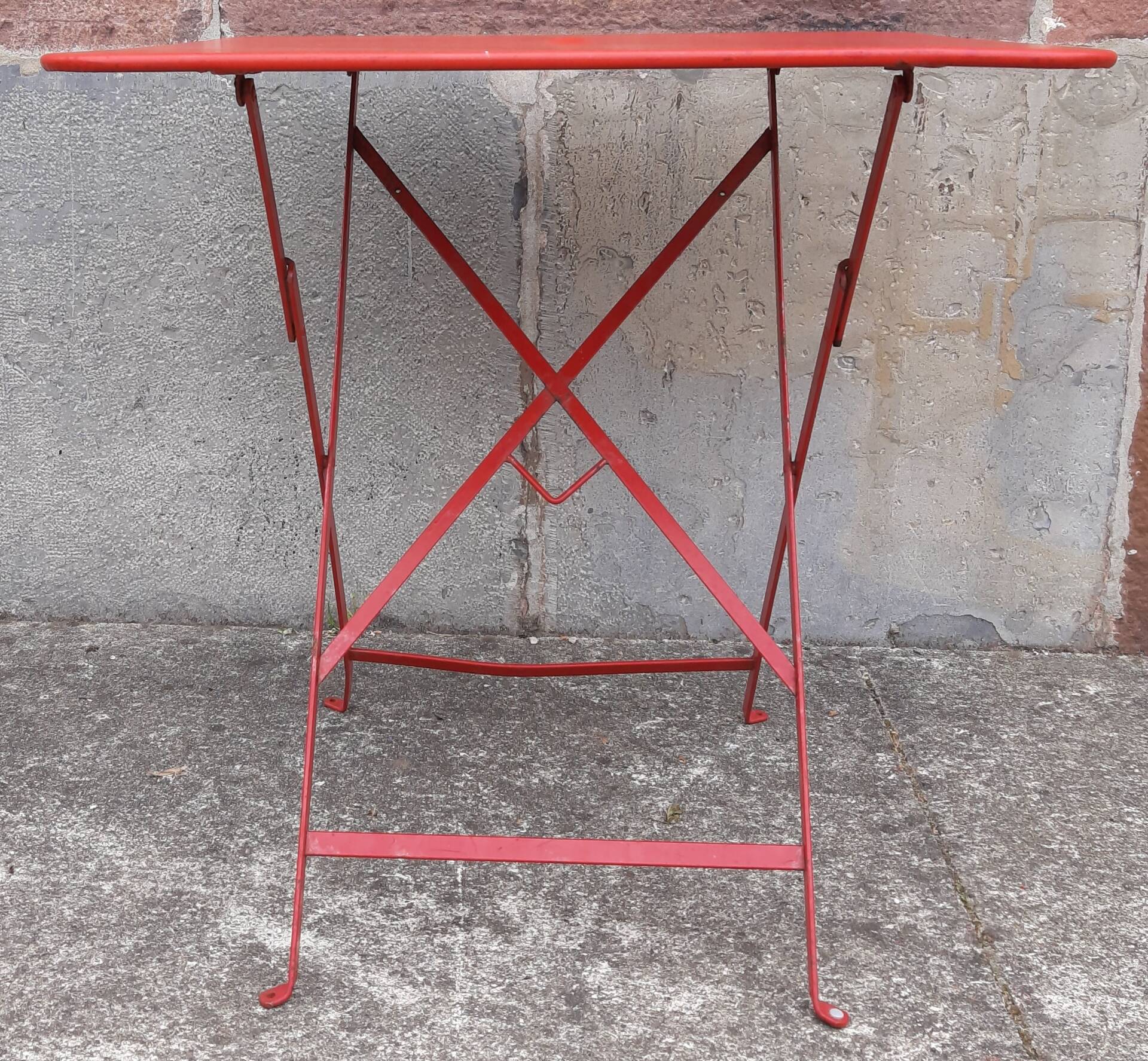 Folding bistro or garden table, made of metal. (Individually or in sets)