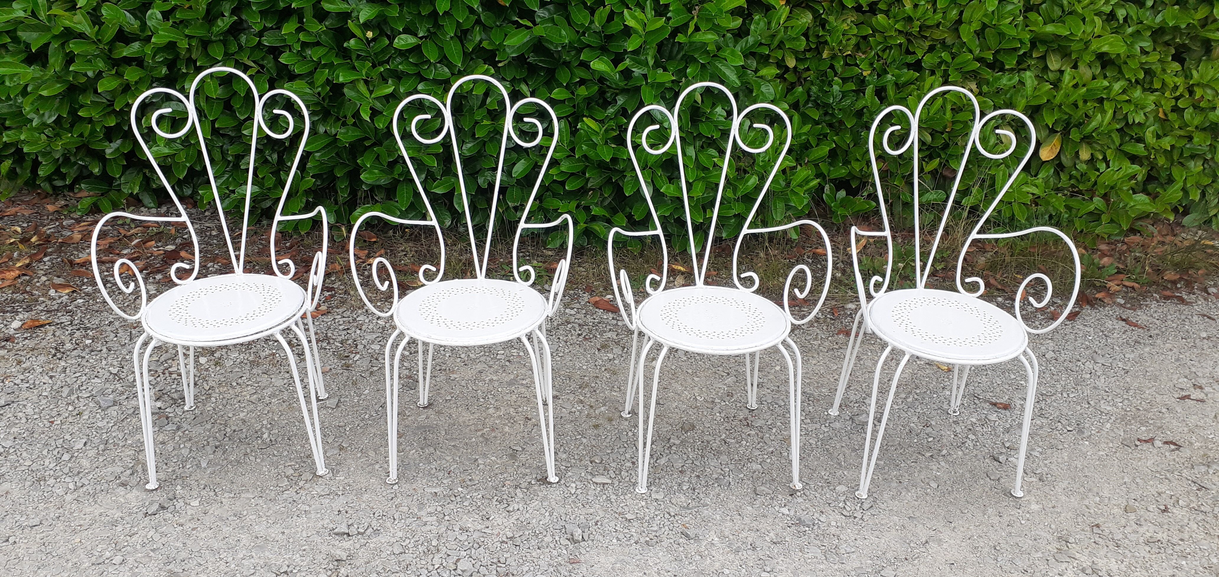 Garden furniture 1 table 4 armchairs in old white wrought iron.
