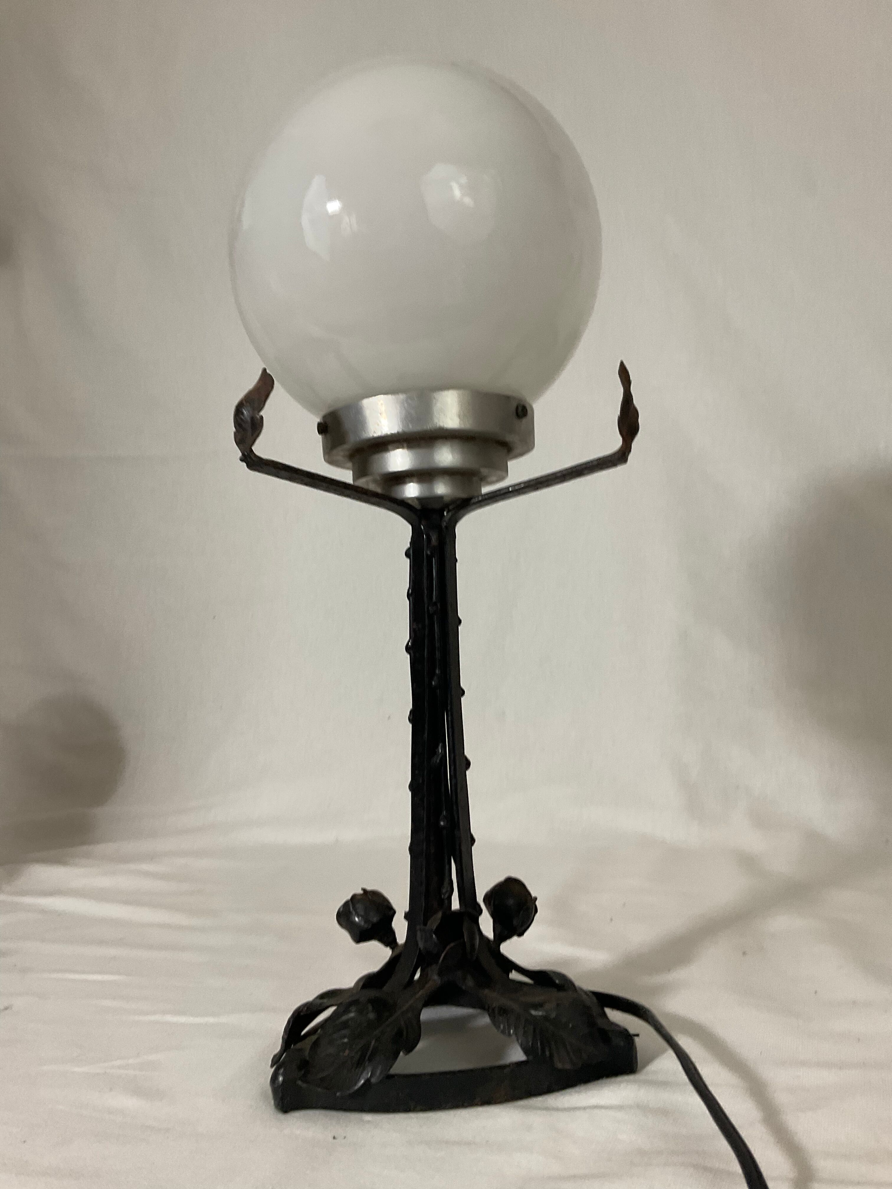Lampe art nouveau art déco en fer forgé globe blanc