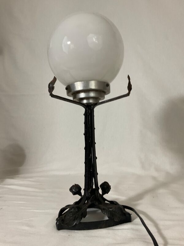 Lampe art nouveau art déco en fer forgé globe blanc
