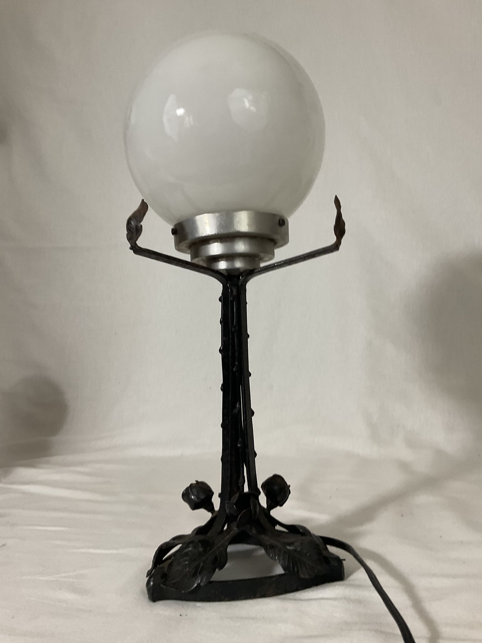 Lampe art nouveau art déco en fer forgé globe blanc
