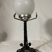 Lampe art nouveau art déco en fer forgé globe blanc
