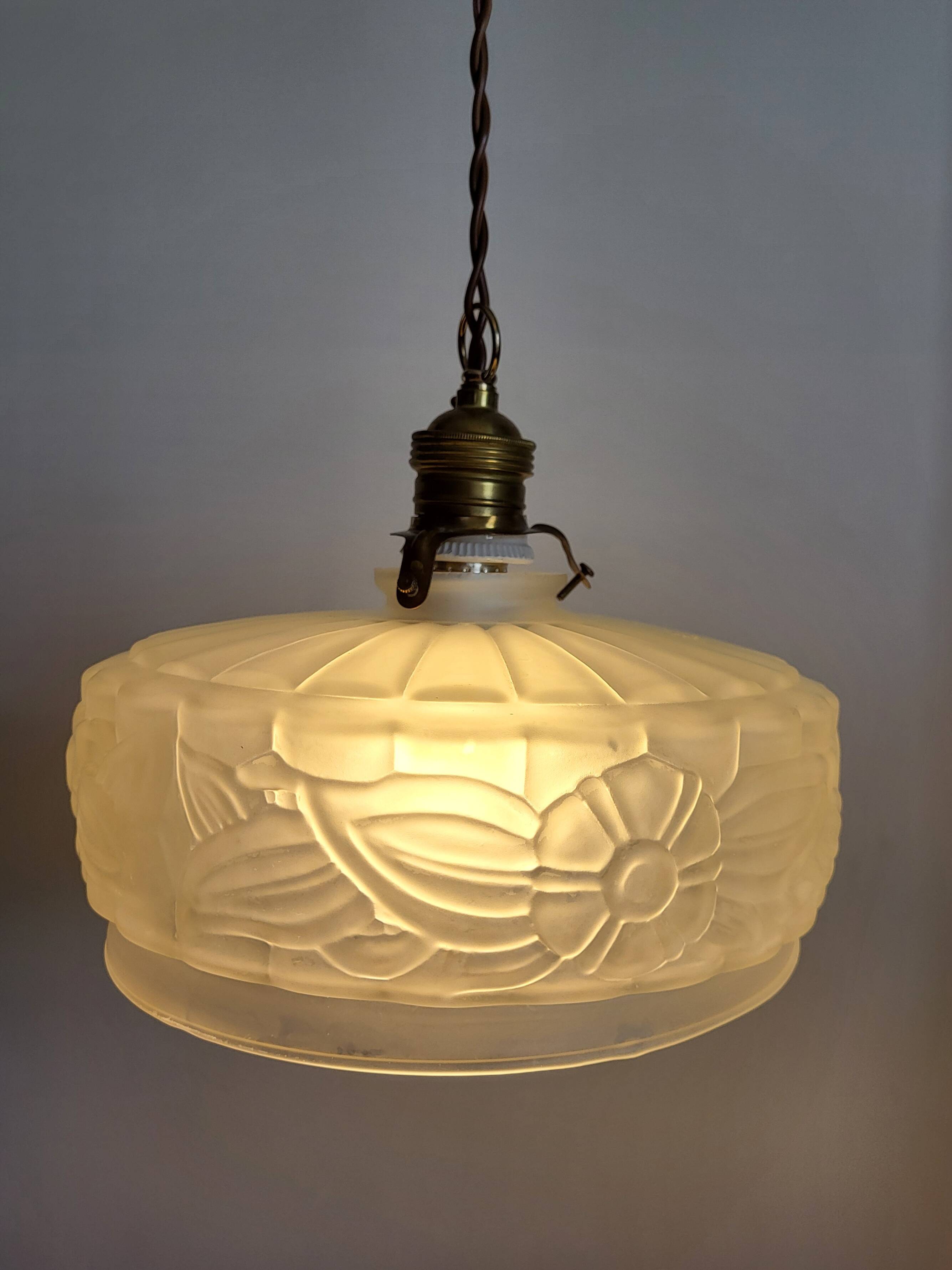 Lampe de plafond Art nouveau en persglas forgé avec décor floral, Frankrijk