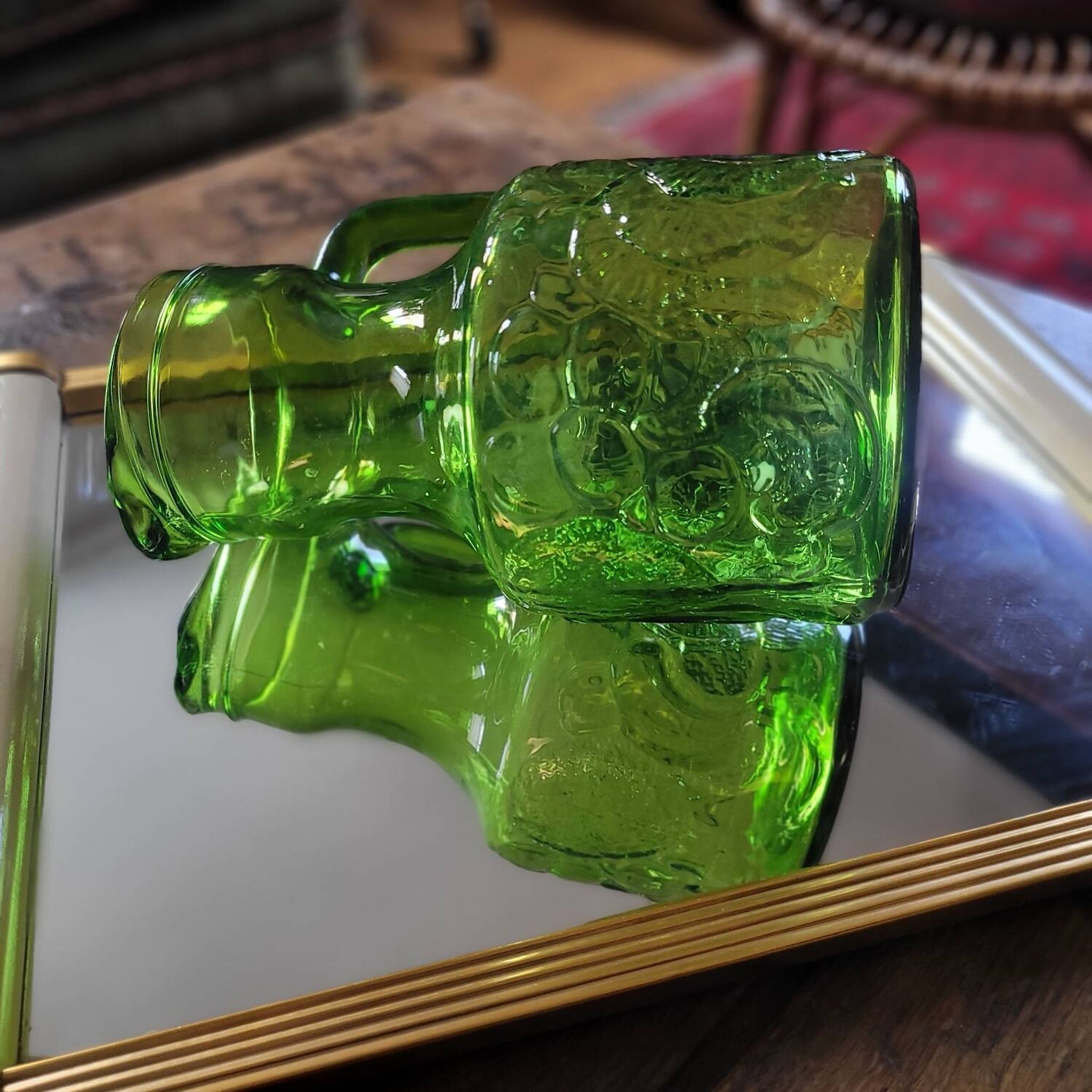 Pichet vert à décor de fruits – années 60
