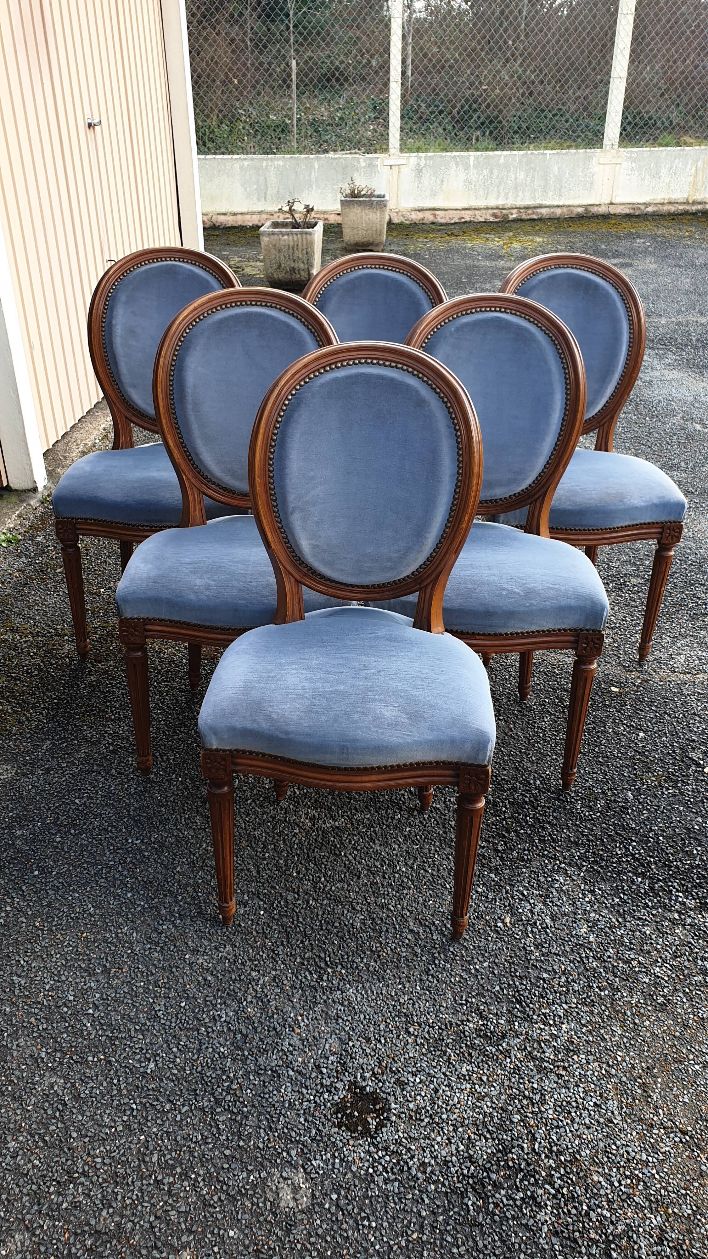 6 chaises à  médaillon Louis XVI