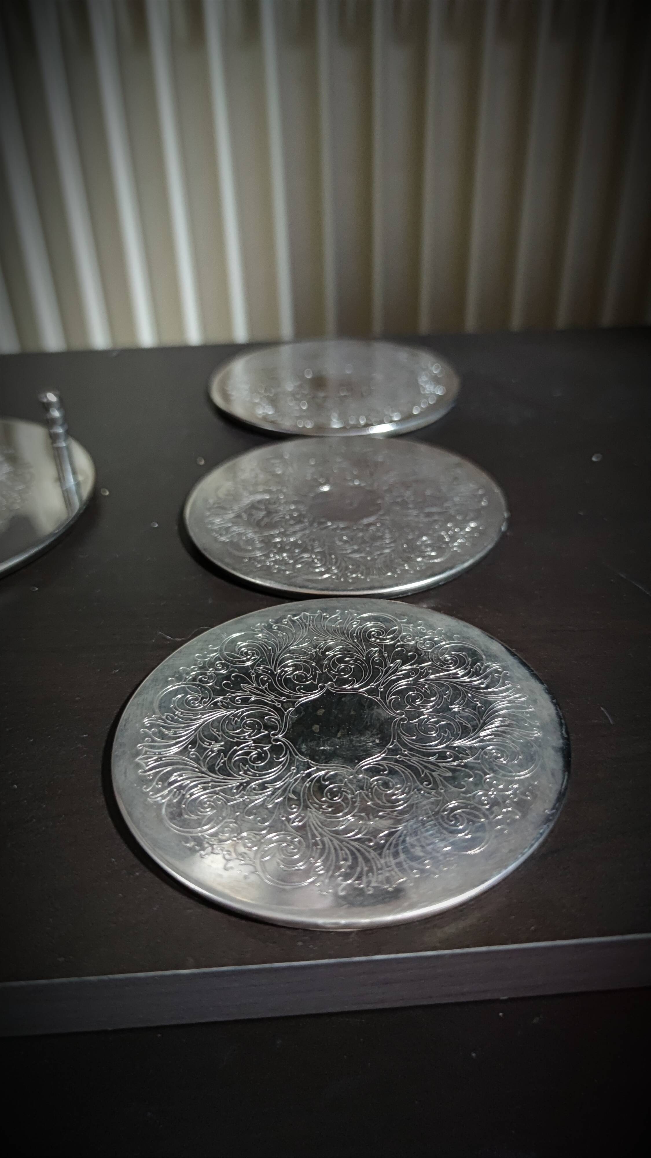 Dessous de verre en métal argenté