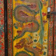 Armoire chinoise vintage peinte avec pagode et tiroirs