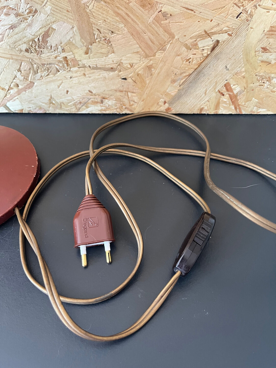 Conical lamp foot in bayonet leather