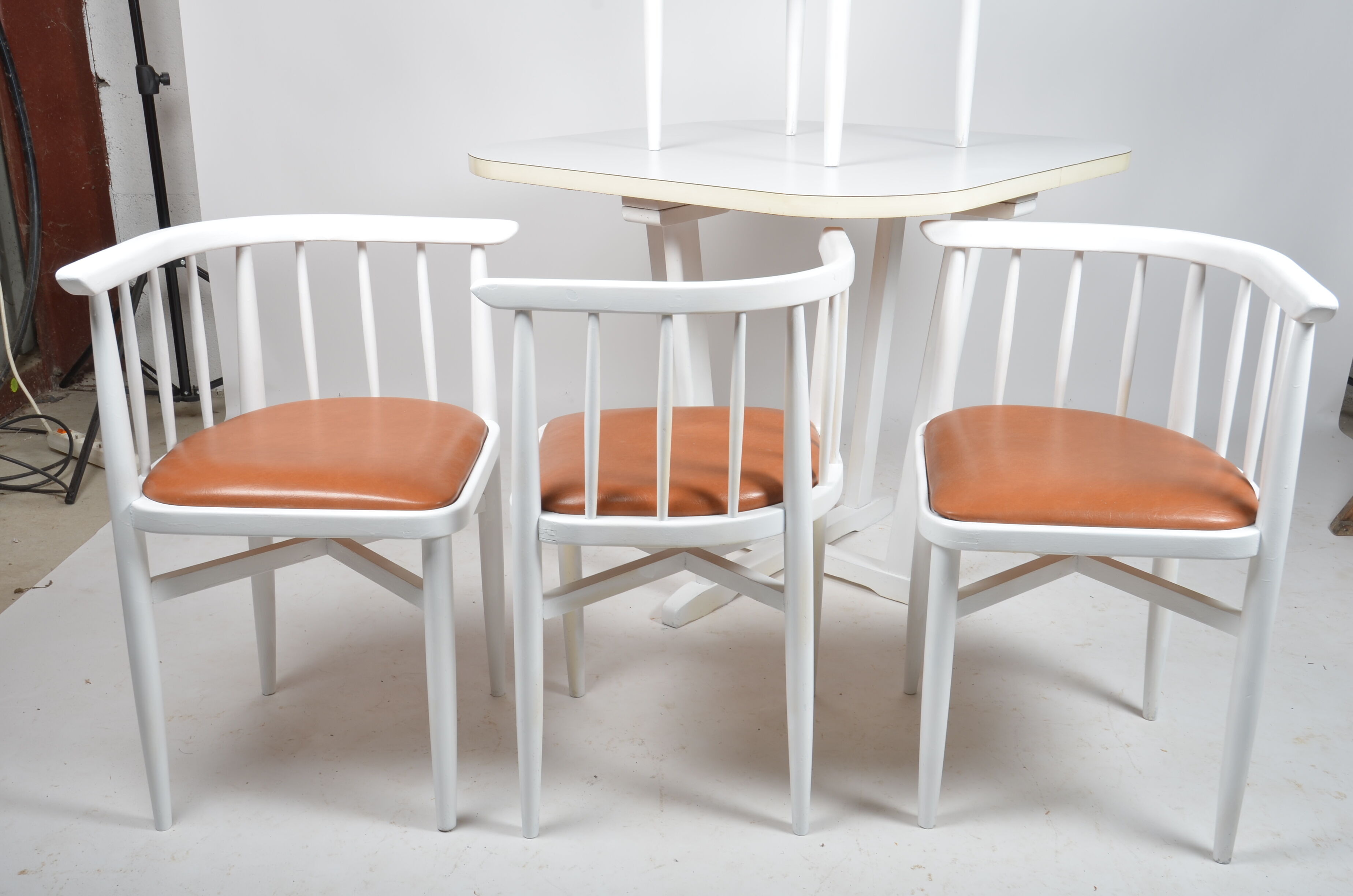Dining table set and 4 Thonet chairs