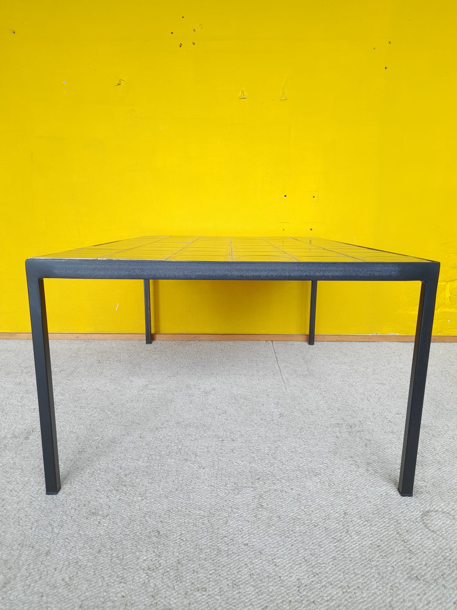 Table basse moderniste en céramique et acier