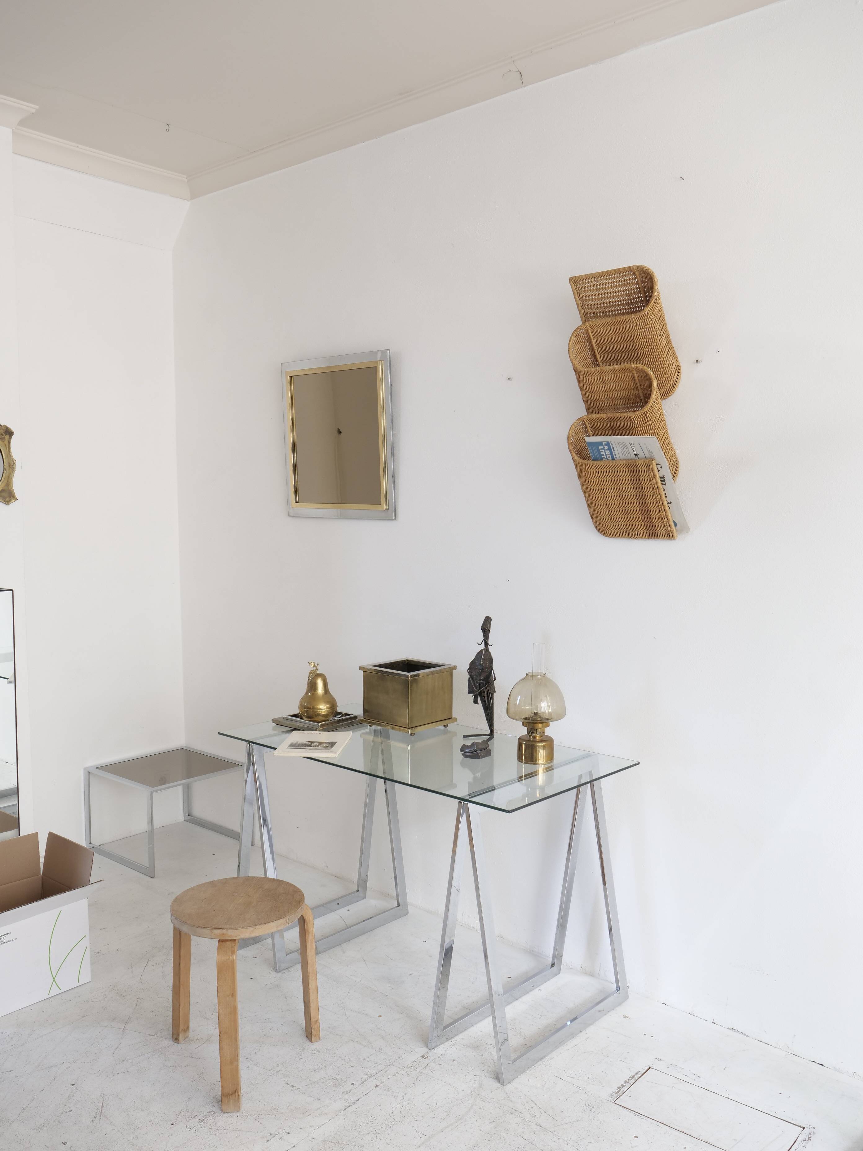 rattan wave wall-mounted magazine holder