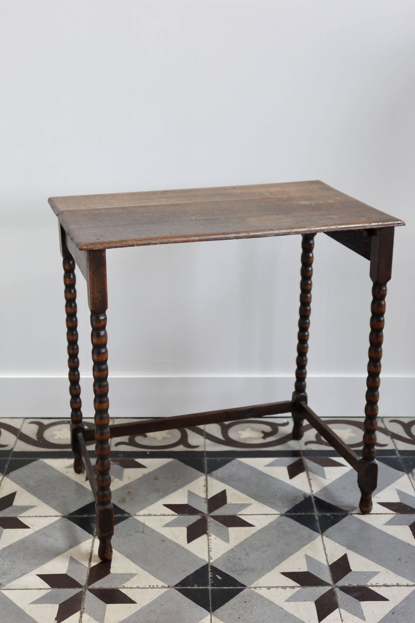 4 antique nesting tables made of turned wood