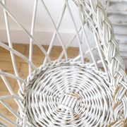 Fauteuil enfant corbeille rotin blanc
