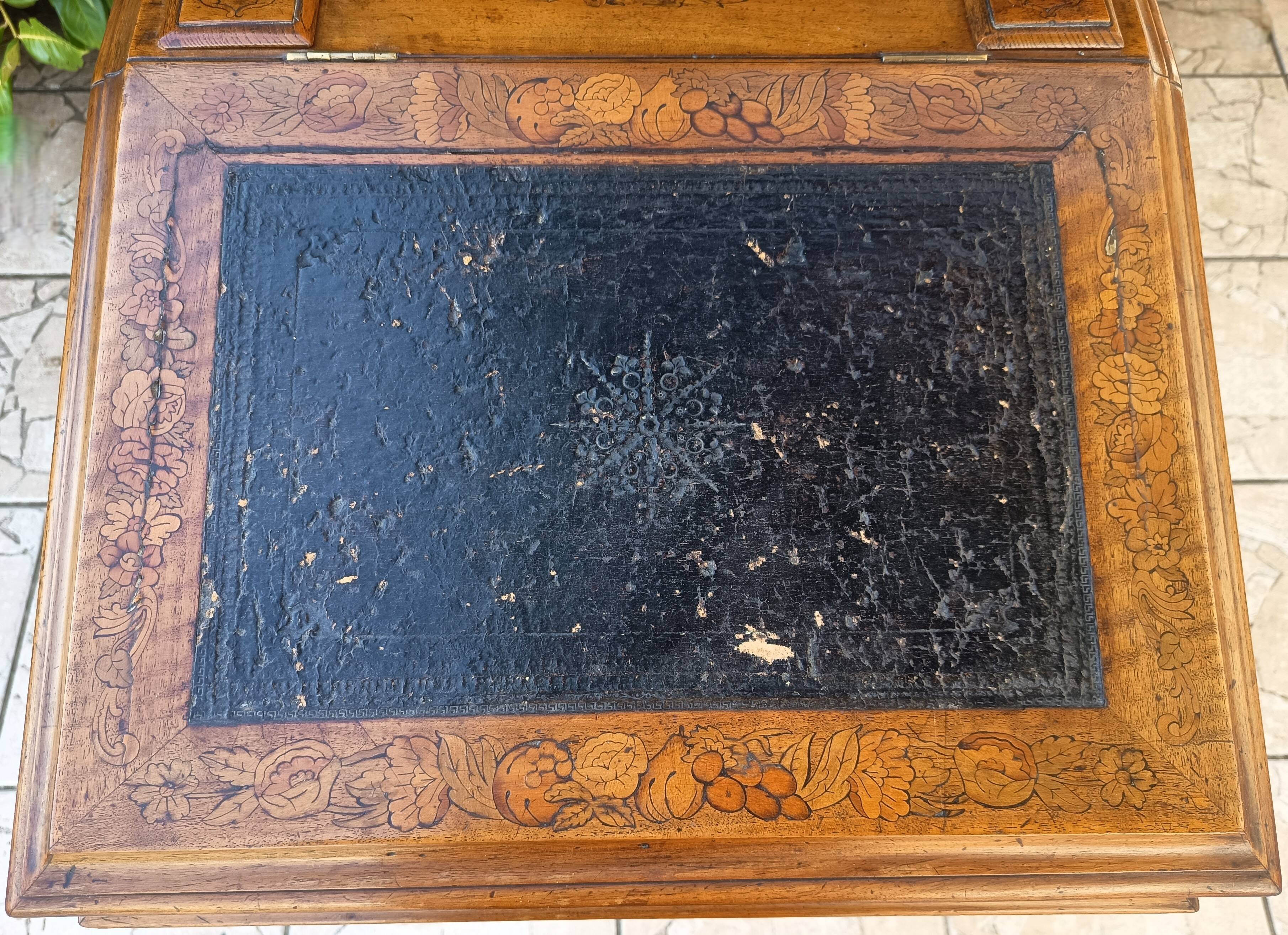 Davenport desk in marquetry walnut, Victorian period.