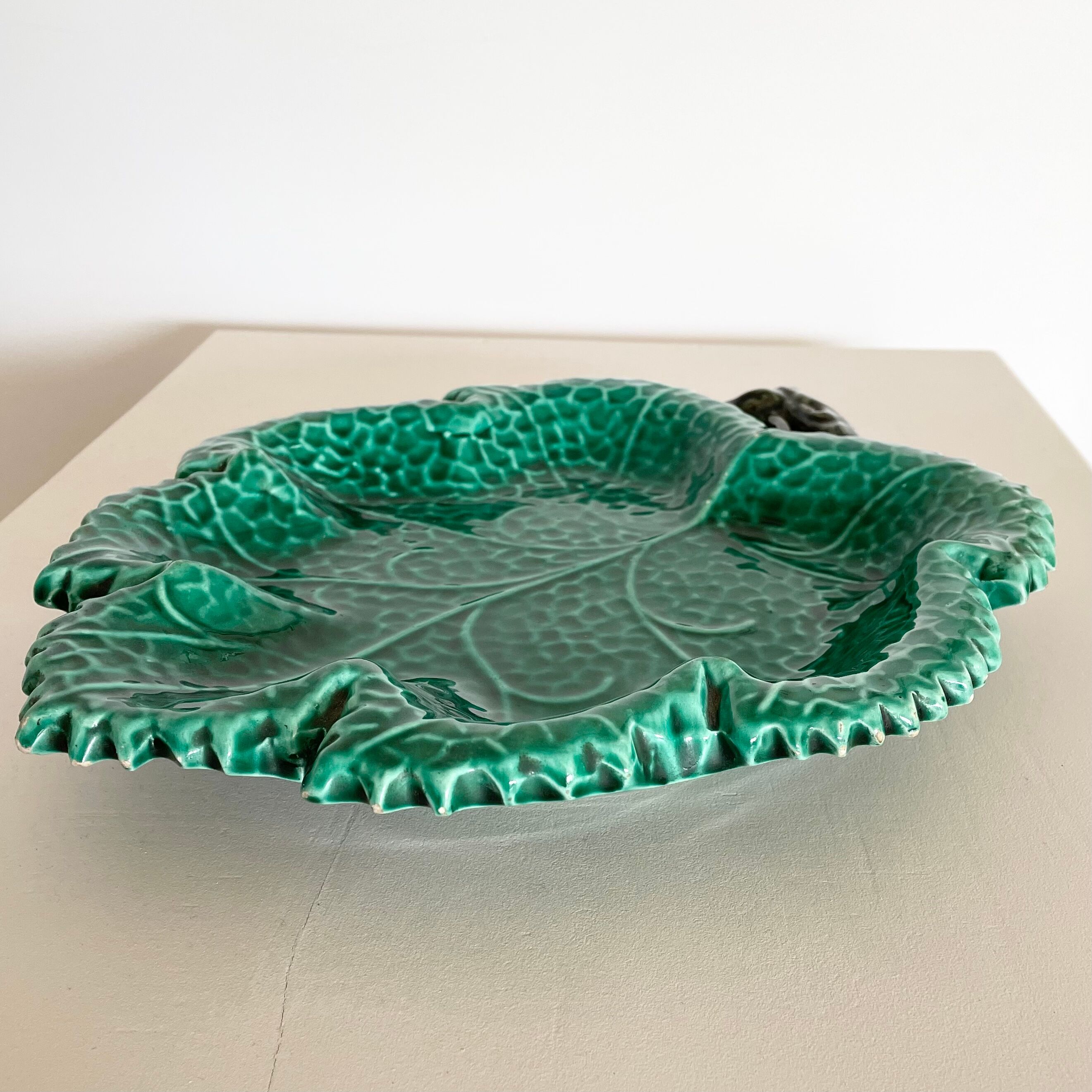 Empty pocket or small dish Vallauris leaf