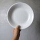 plat blanc crème en faïence