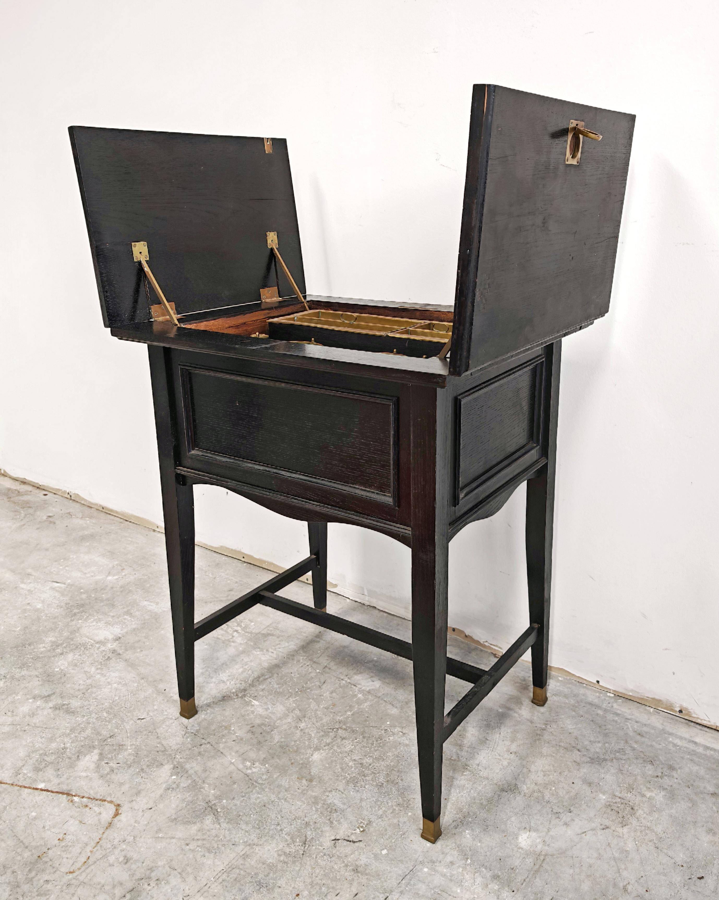 Cabinet de bar Sécession de Vienne en chêne noirci et laiton 1910