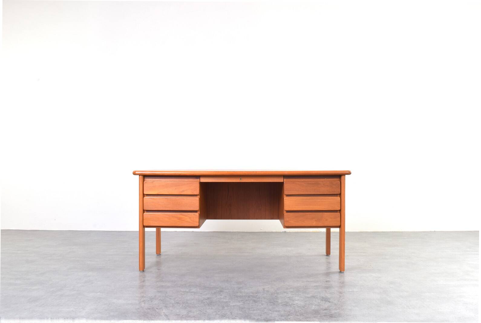 Bureau en teck danois des années 1970.