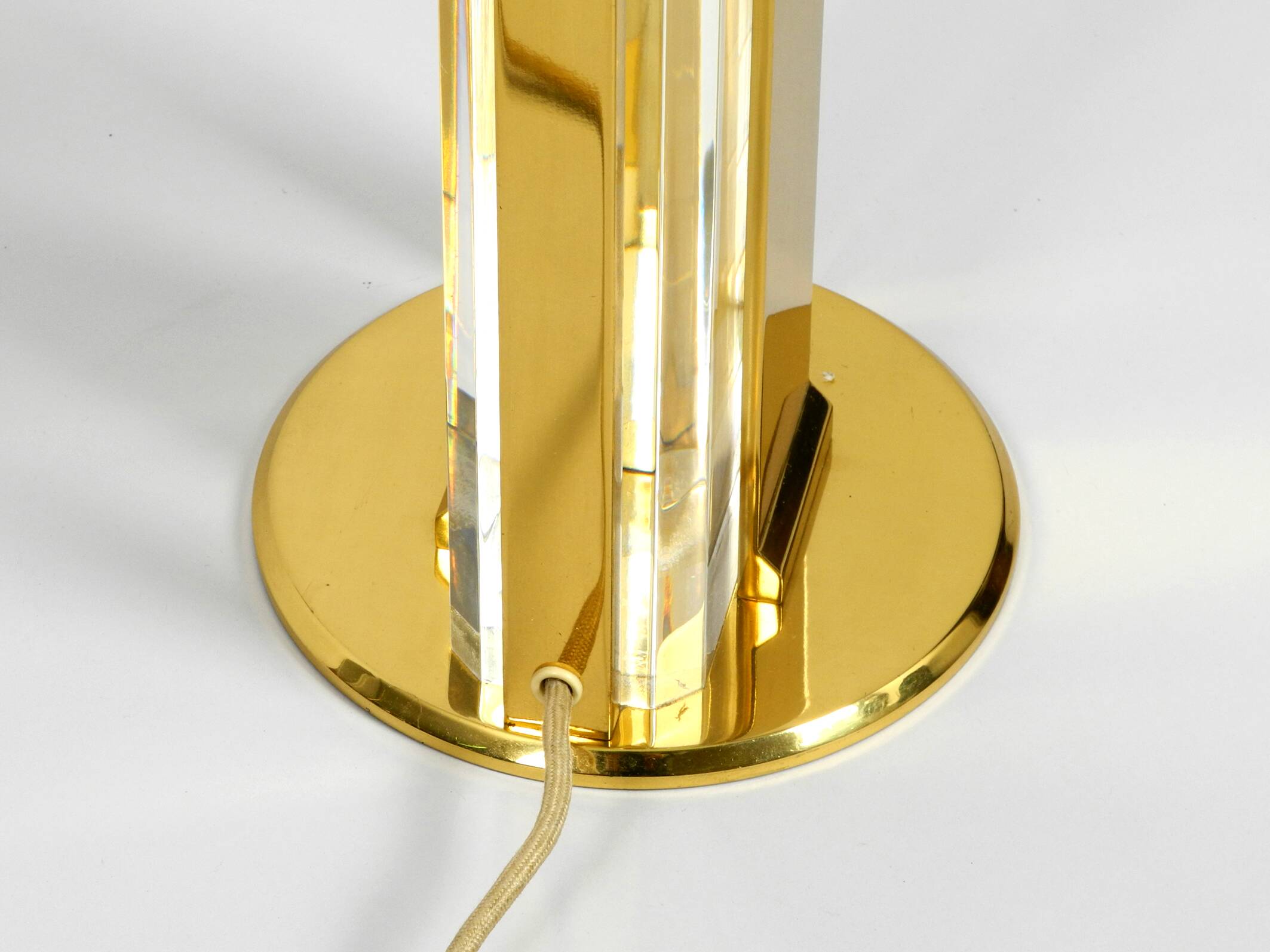 Lampe de table en verre et laiton XXL des années 1970 de la collection Vereinigte Werkstätten.