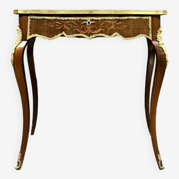 Bureau galbé style Louis XV en marqueterie de bois précieux vers 1880
