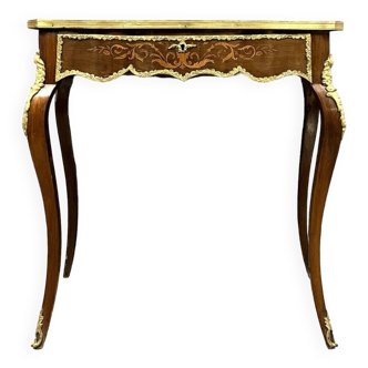 Bureau galbé style Louis XV en marqueterie de bois précieux vers 1880