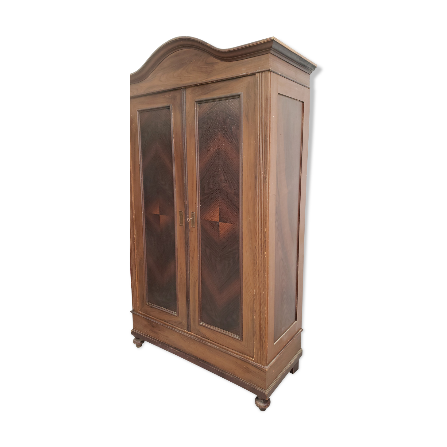 Armoire parisienne peinture d origine chapeau de gendarme