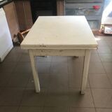 Extendable kitchen table