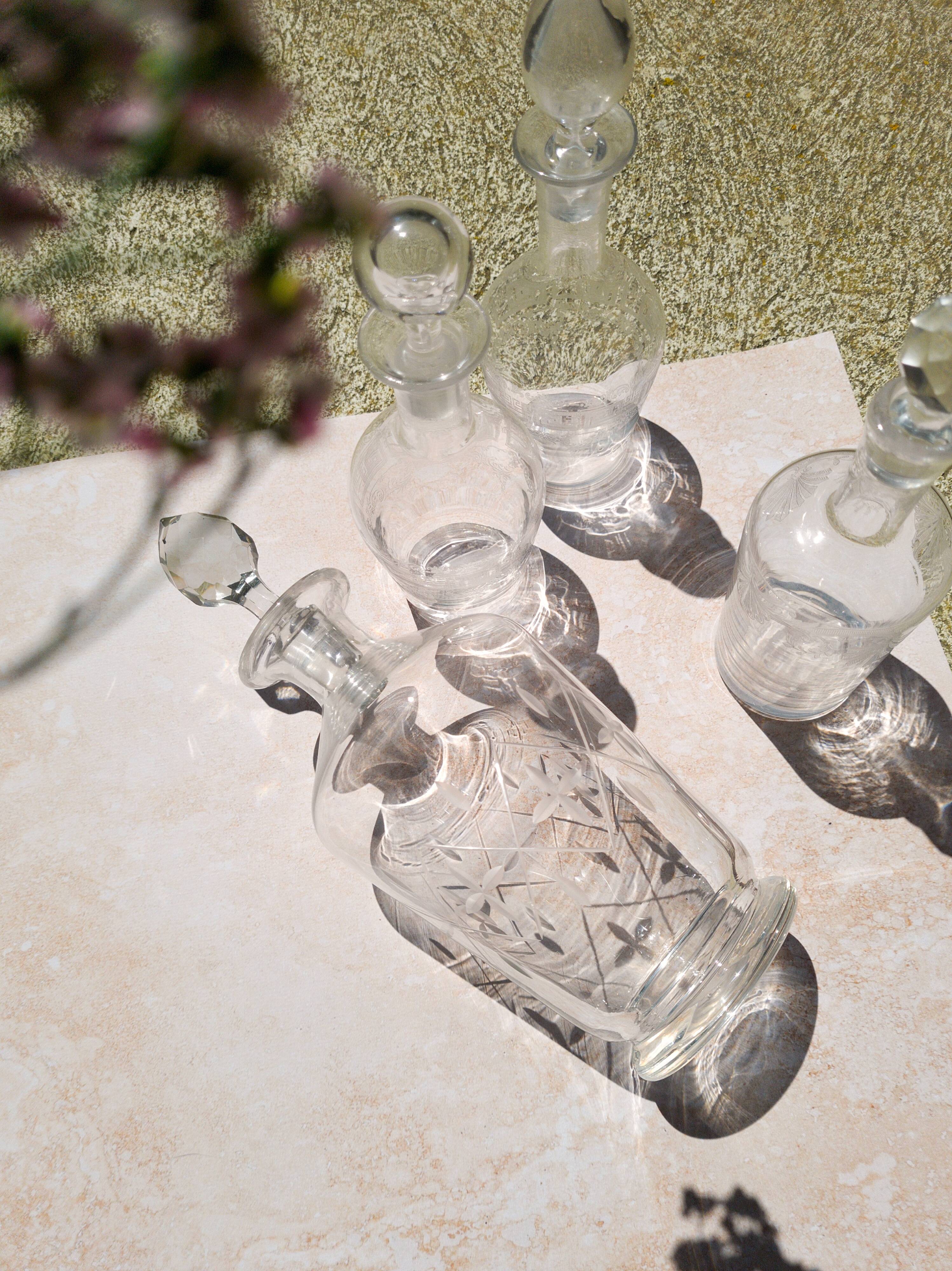 Carafe début XXème siècle ciselé et gravé, bouchon facetté