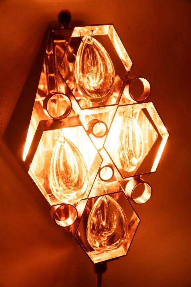 Vintage wall sconce in brass and crystal from the 1960s, Regency lamp in brass.