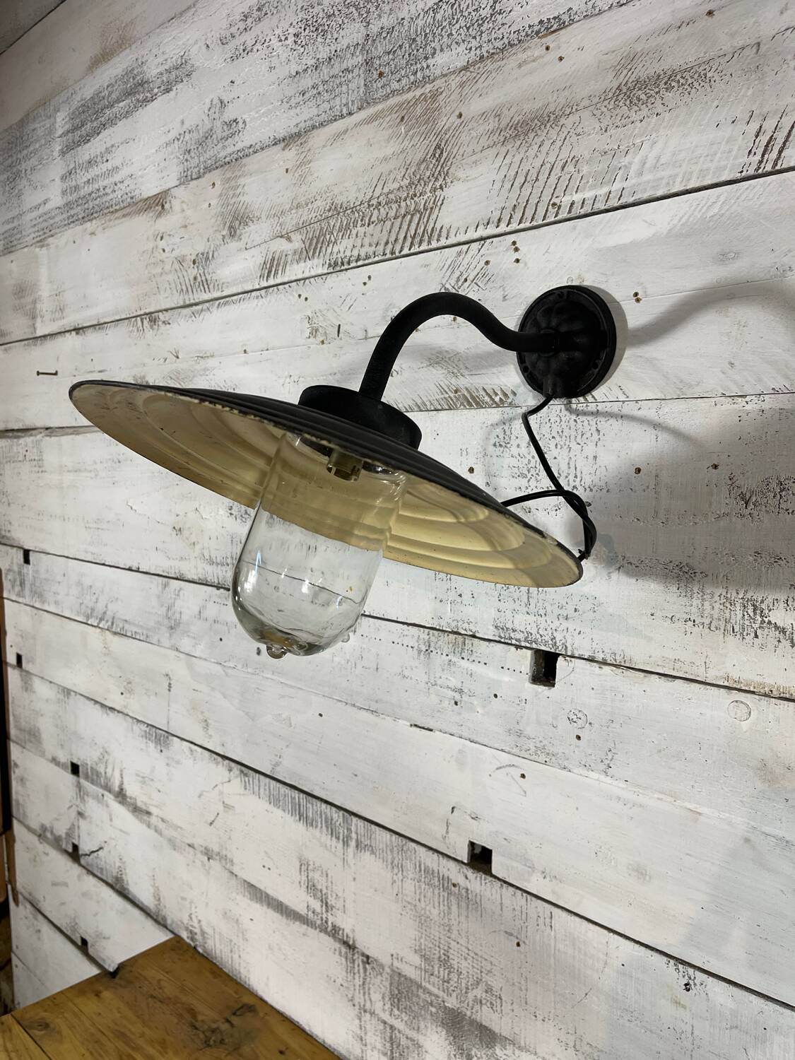 Swan neck wall lamp