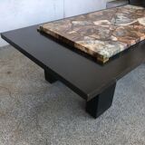 Table basse avec plateau en bois pétrifié