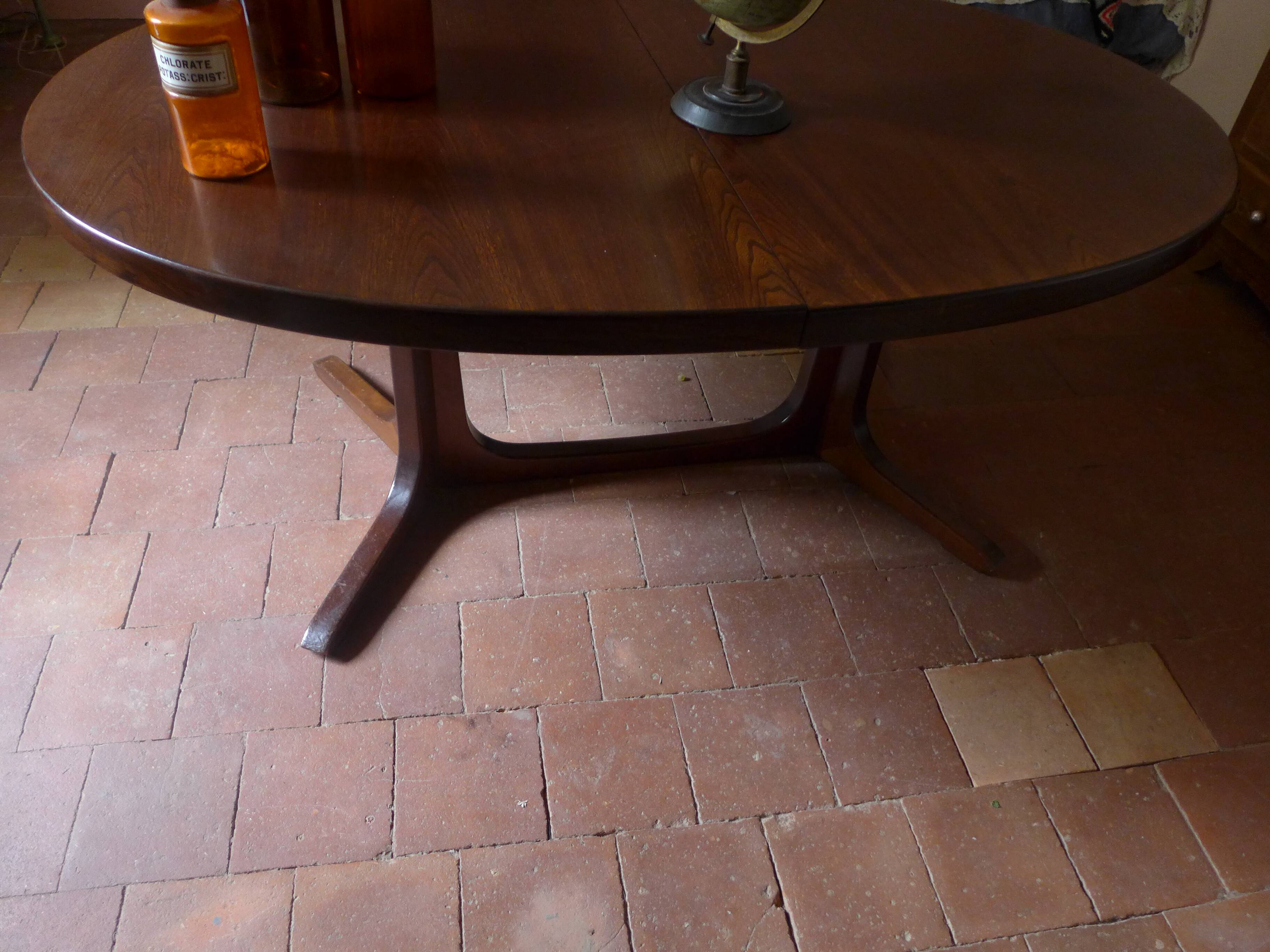 Baumann oval expandable table